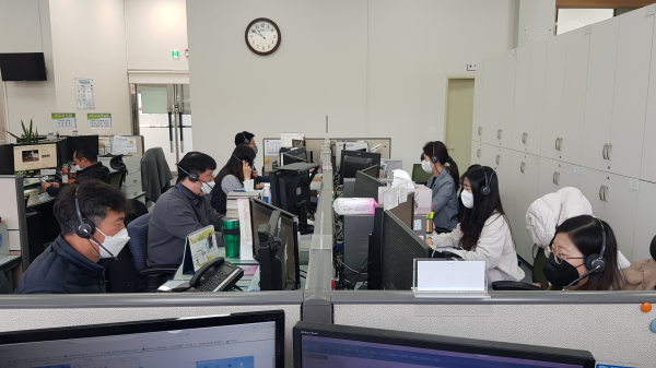 동구청 세원관리과 지방세체납팀 직원들이 빠른 민원상담을 위해 콜센터용 헤드셋을 착용하고 언택트 징수활동을 펼치고 있다