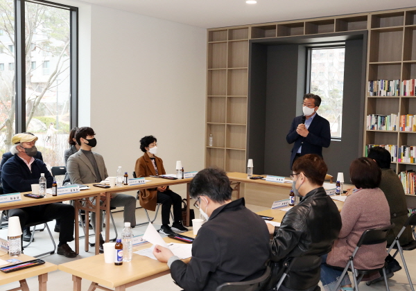 지난 30일 상대동 아이파크시티에서 정용래 유성구청장이 동별 대표자와 간담회를 진행하고 있다