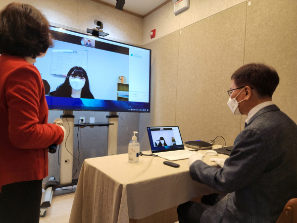 이성기 한기대 총장이 화상상담실에서 실습수업을 체험하고 있다.