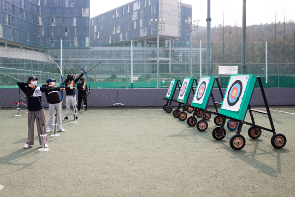 1일, 배재대 소운동장에서 양궁수업을 하는 재학생들