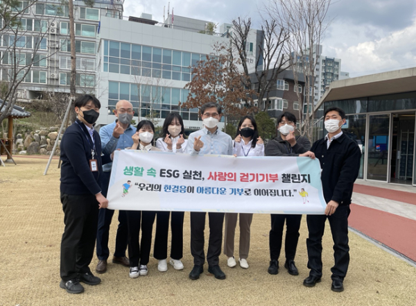 국가철도공단 손병두 수도권본부장(앞줄 가운데)과 직원들이 1일 ‘사랑의 걷기기부’ 챌린지에 참여하고 있다.