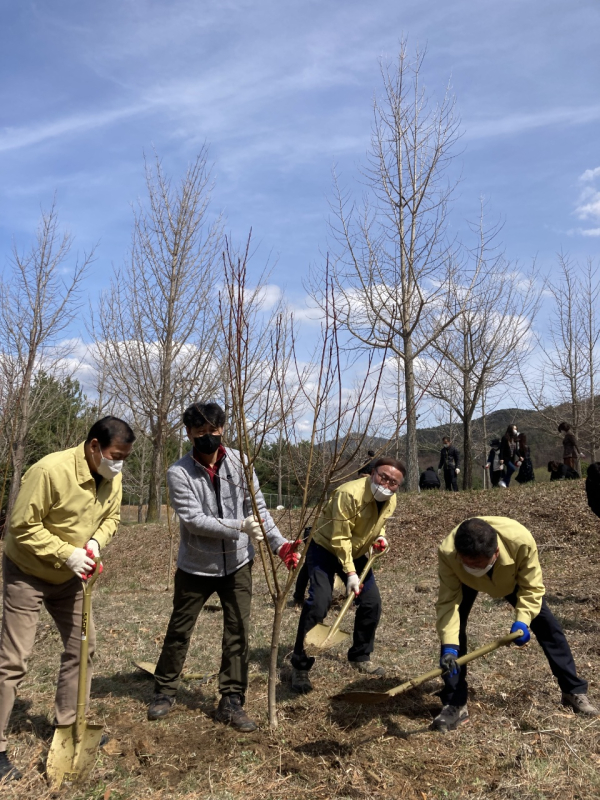 1일, “2022년 지구사랑 실천 내 나무 심기” 식목 행사 모습