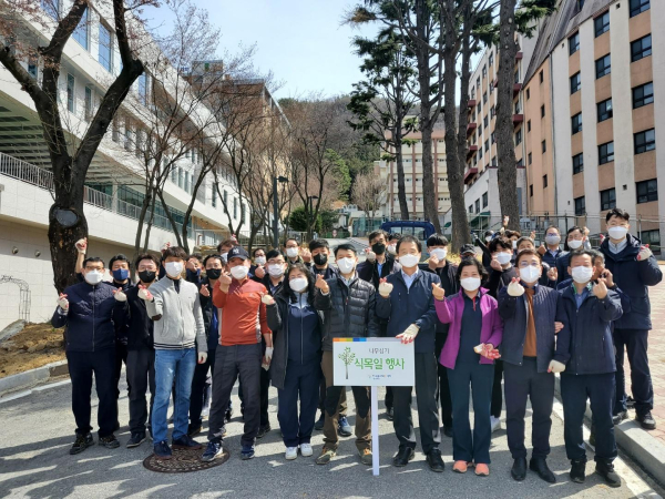 대전캠퍼스, 식목행사 후 단체사진