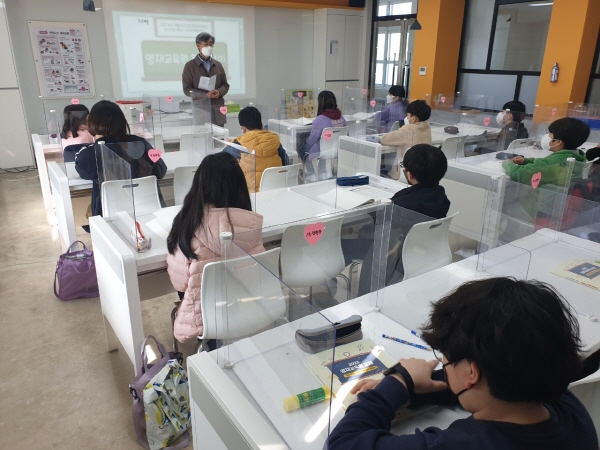 반별로 영재교육원 한해살이 오리엔테이션에 참여하고 있는 학생들