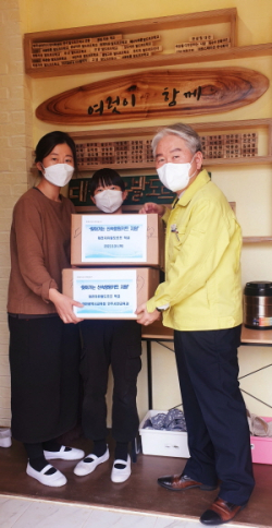 미인가교육시설에“찾아가는 신속항원진단 키트 지원” 전달 모습