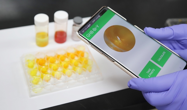 스마트폰 어플리케이션을 통한 미세 색변화 확인 모습