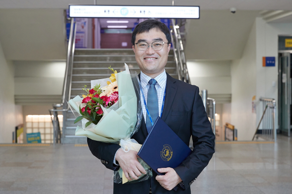 표창장을 받은 함석남 주무관