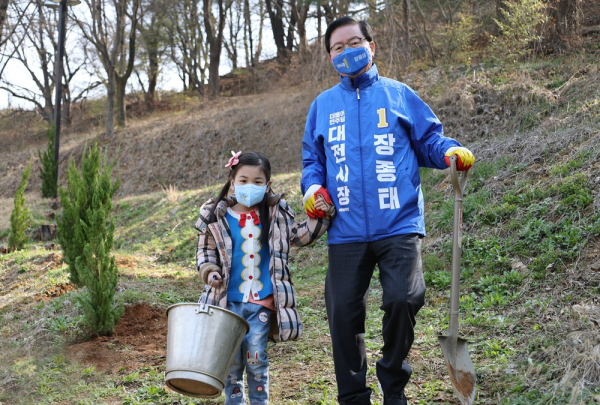 더불어민주당 장종태 대전시장 예비후보는 어린이와 함께 식목일을 하루 앞 둔 4일  중구 문화동의 한 농원에서 향나무 심기 행사를 진행했다.
