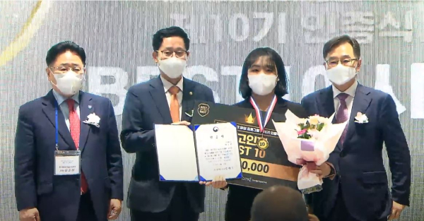 최수빈 학생이 지난달 31일 CCMM 빌딩(국민일보 사옥)에서 열린 BoB 프로그램 인증식에서 기념사진을 찍고 있다.(=BoB 유튜브 라이브 화면 캡처)