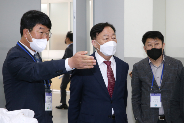 설동호 교육감, 2022년 대전지방기능경기대회 참가선수 격려 모습