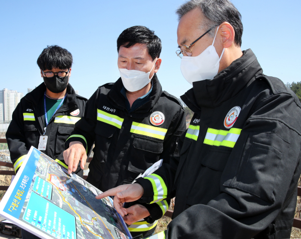 성기문 서구청장 권한대행이 산불예방 현장을 찾아 직원들을 격려하고 있다.
