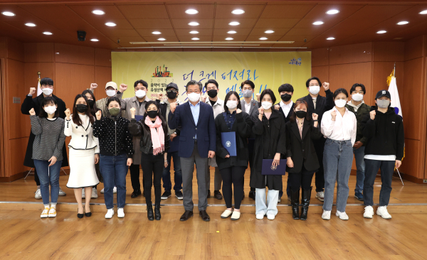 5일, 유성구청 대회의실에서 개최된 “음악이 있는 유성산책 버스킹” 오리엔테이션이 끝난 후 정용래 유성구청장(앞줄 왼쪽 다섯 번째)과 버스킹 공연팀이 기념촬영