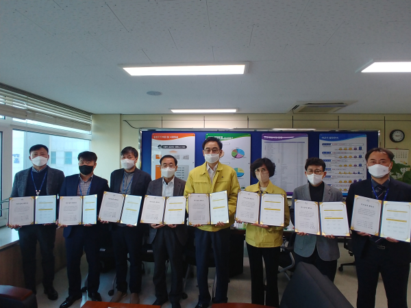 '2022년 직무성과 계약' 체결 후 단체 촬영 장면