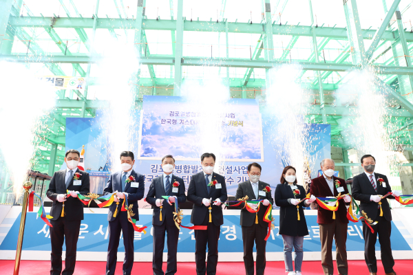 5일, 김포열병합발전소에서 열린 한국형 가스터빈 설치 착수 기념식에 참석한 정하영 김포시장(왼쪽 세 번째)  문승욱 산업부 장관(왼쪽 네 번째)  박형덕 서부발전 사장(왼쪽 다섯 번째)