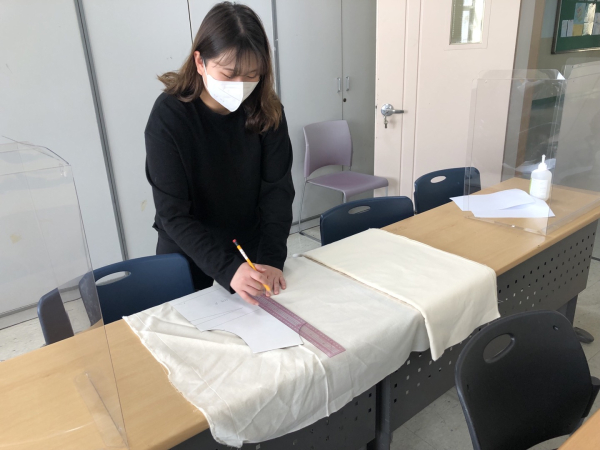 최소정씨가 중증장애인 맞춤형 리폼의류를 제작하고 있다