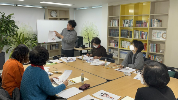도마2동 도시재생 도솔마을 캐릭터 제작 교육 장면