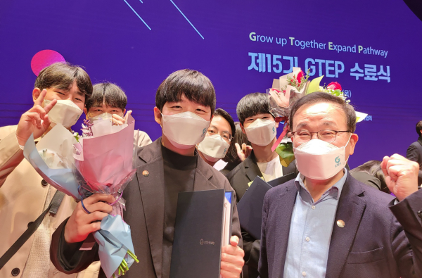 현인규 단장과 수료생들 기념촬영