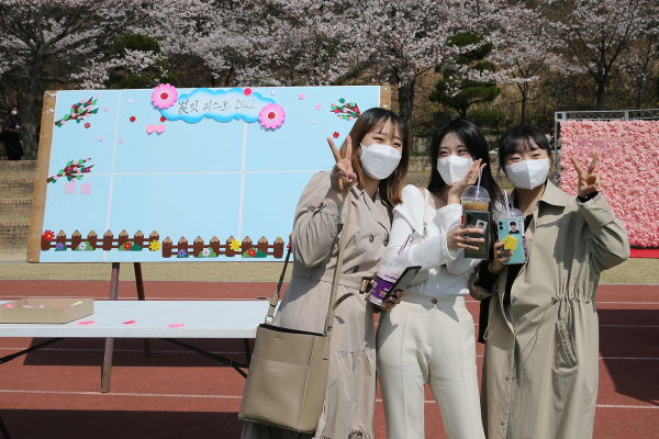 6일 오후 목원대 대운동장에서 열린 벚꽃제에서 학생들이 축제를 즐기고 있다