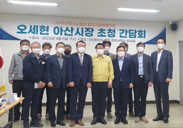 간담회 개최 후 기념 촬영 장면