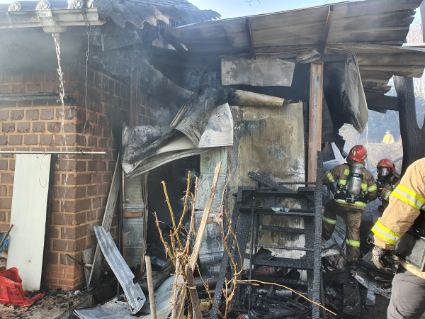 주택화재 진압 장면