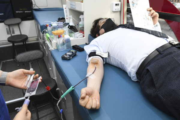 7일 중구청 정문 주차장에서 진행한 사랑의 단체헌혈 모습