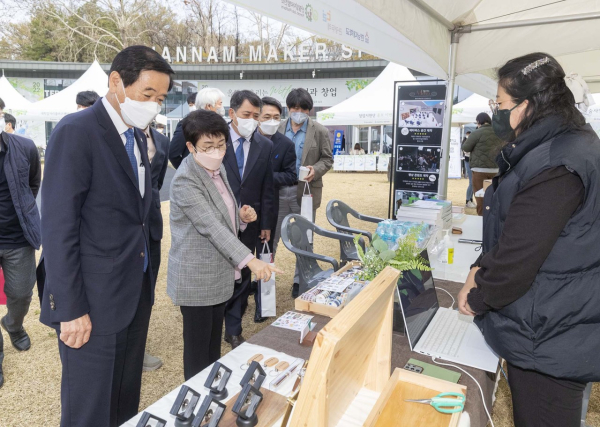 ‘2022 한남대학교 취·창업 진로 페스티벌’ 참가해 현장을 둘러보는 관계자들