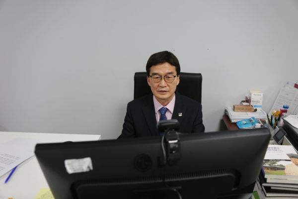 인사말을 하고있는 문용훈 원장