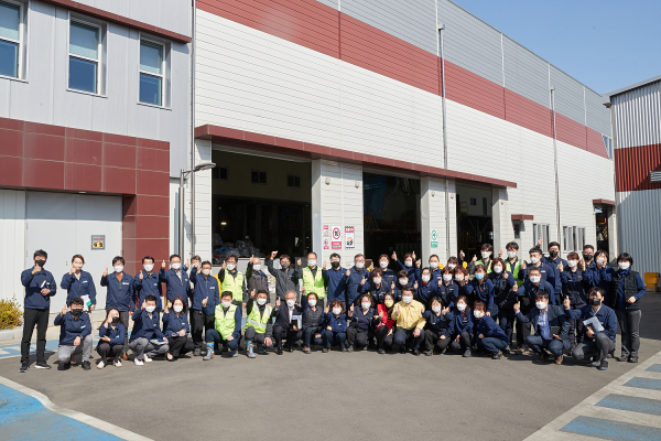 시설관리공단 직원과의 단체 기념촬영