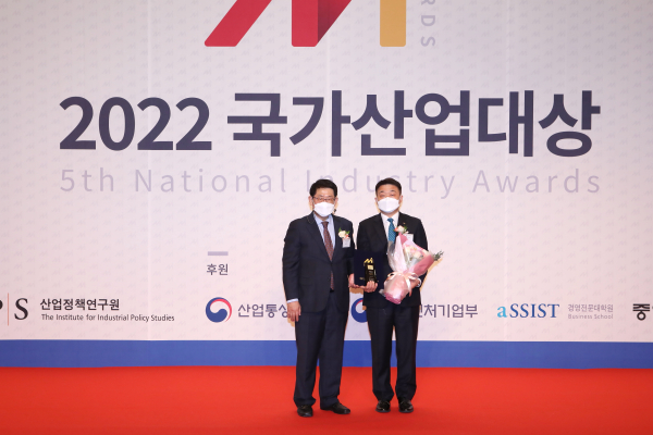 2022 국가산업대상 제조품질 부문에서 4년 연속 대상을 수상한 한국서부발전. 가흥문 서부발전 품질경영부장(오른쪽)과 임채운 국가산업대상 심사위원장