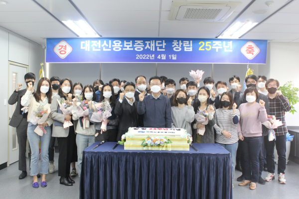 지난 1일 창립 25주년 기념식 단체사진 모습
