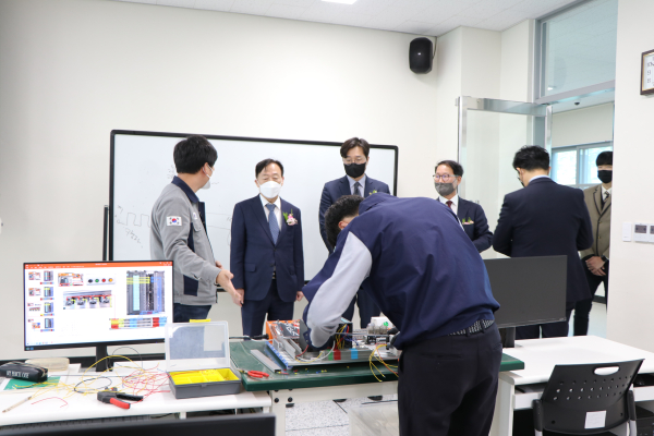 지난 7일 동아마이스터고 라온동 준공식 후 내부를 둘러보는 관계자들