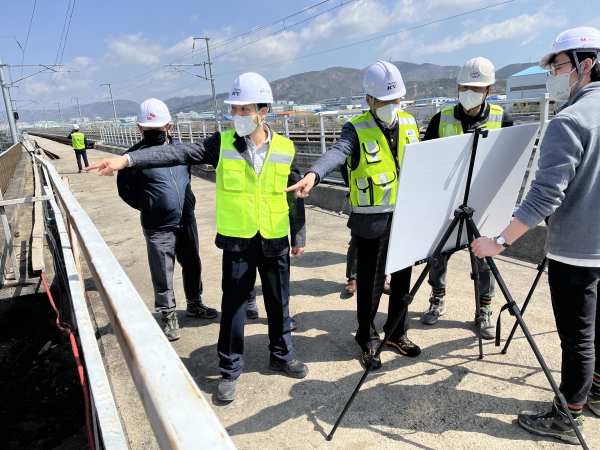 국가철도공단 임주빈 부이사장(앞줄 왼쪽 두번째)이 8일 동해선 울산~포항 복선전철 울산고가 현장을 점검하고 있다.