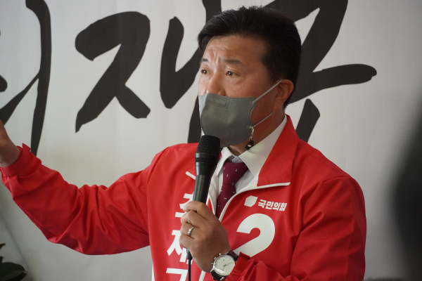 최재구 국민의힘 예산군수 예비후보가 10일 선거사무실 개소식을 하고 있다./이성엽 기자