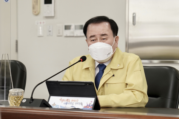 김지철 충남교육감이 11일 주간업무보고회의를 주재하고 있다./이성엽 기자