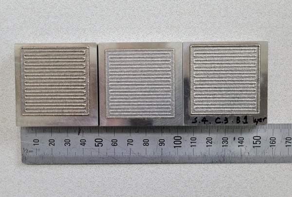 크롬알루미늄 코팅 및 유로를 새긴 분리판 시제품