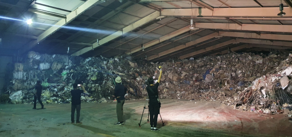 폐기물관리법 위반 불법으로 방치된 폐기물 장면