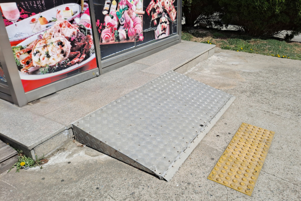 관내 음식점에 설치된 경사로(예시)