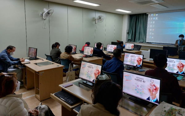 종합사회복지관 컴퓨터 프로그램 진행 모습
