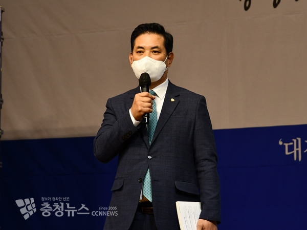 장종태 전 서구청장 출판기념회에서 축사하는 박영순 더불어민주당 대전시당위원장