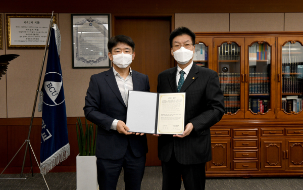 협약식에서 양측 대표가 기념촬영을 하고 있다.(왼쪽부터 충청남도경제진흥원 오광옥 원장, 백석문화대학교 송기신 총장)
