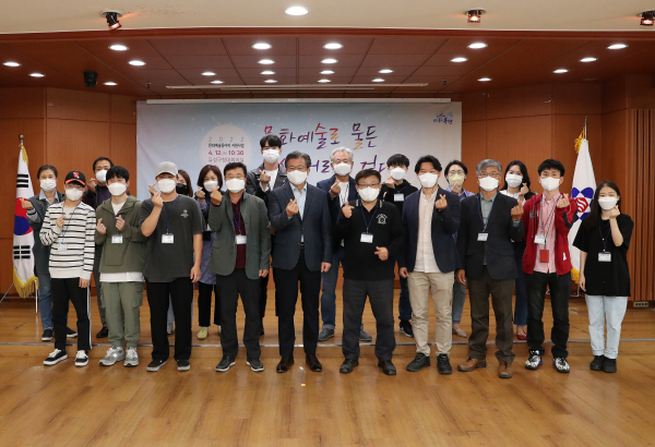 12일 구청 대회의실에서 문화예술동아리 지원사업 오리엔테이션이 개최된 가운데, 정용래 유성구청장(앞줄 왼쪽 다섯 번째)이 동아리 대표들과 기념촬영