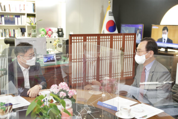 오영우 문화체육관광부 제2차관을 만나 국비 지원을 요청하는 박상돈 천안시장