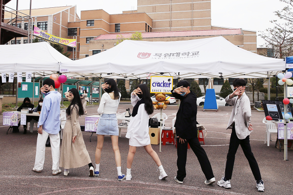 13일 오전 목원대 학생회관 앞 동아리박람회장에서 동아리별 선배 회원들이 신입 회원을 모집하고 있다.