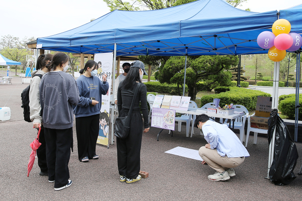 13일 오전 목원대 학생회관 앞 동아리박람회장에서 동아리별 선배 회원들이 신입 회원을 모집하고 있다.