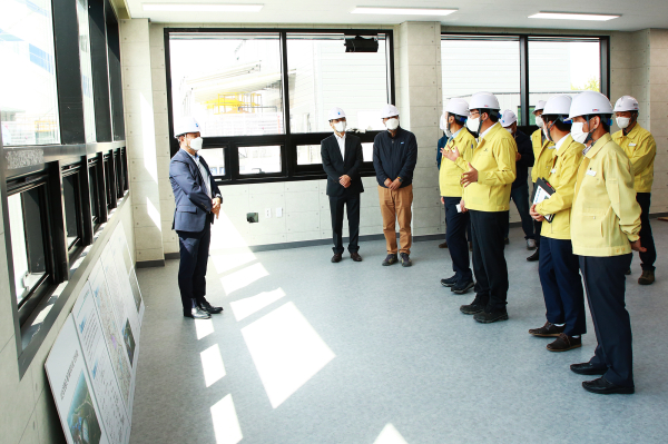 맹정호 서산시장이 지난 12일 지곡면 서산오토밸리 산폐장을 점검하는 모습