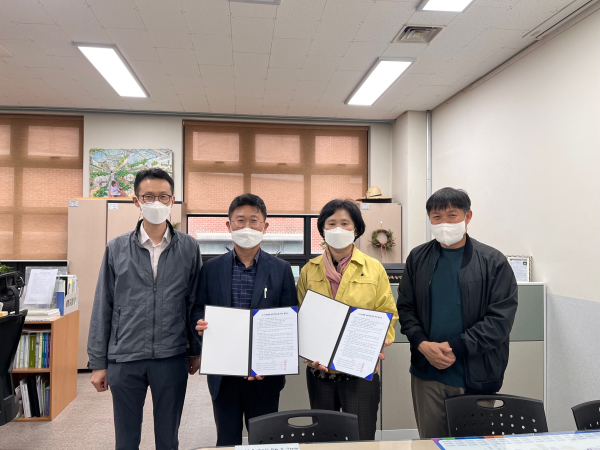 협약식 사진. (왼쪽에서 두 번째 국립식량과학원 김기영 작물육종과장, 세 번째 심화섭 미래농업과장입니다.)