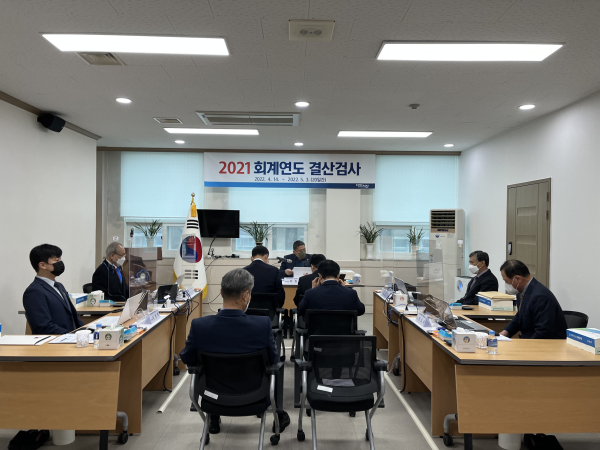 결산검사 위원들이 14일 시의회 본회의장에서 2021년 회계연도 결산검사를 하는 모습
