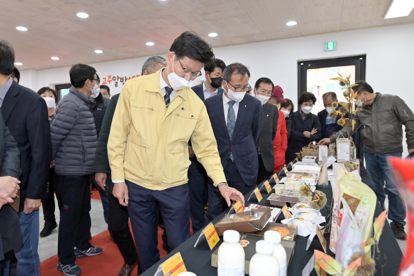 공주알밤센터 준공식 후 내부를 둘러보는 김정섭 시장