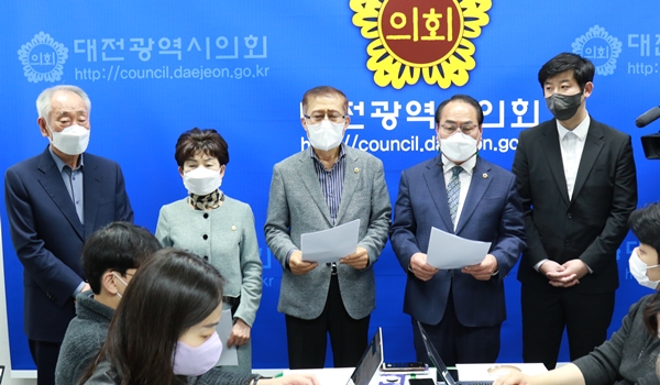 왼쪽 두번째부터 더불어민주당 신은옥 동구의원, 이종호 대전시의원, 윤종명 대전시의원, 강화평 동구의원