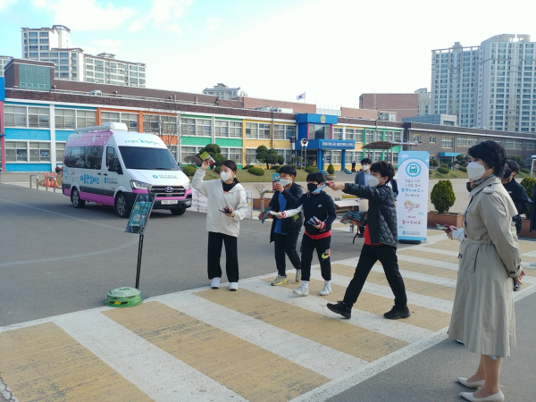 탑동초등학교에서 진행된 등굣길 캠페인